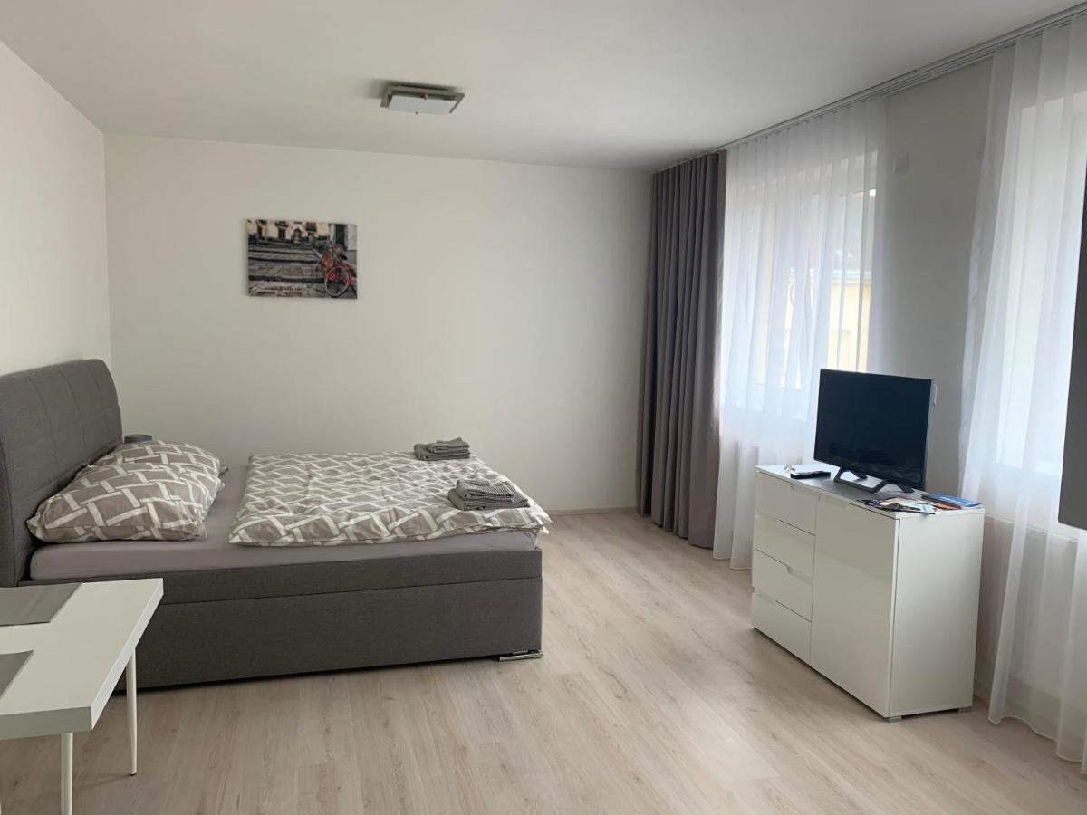 Modern Apartment In The City Center Пльзень Экстерьер фото